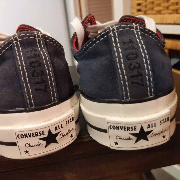 Unisex Converse Chuck Taylor Low-Top Sneakers - Size 5M 7W - Picture 2 of 6